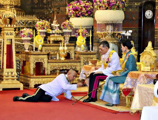  Giữa xôn xao phế truất Hoàng phi, Hoàng gia Thái Lan đăng ảnh Nhà vua-Hoàng hậu như hình với bóng 3 ngày liên tiếp - Ảnh 4.