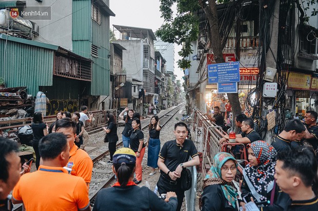 Hơn 2 tuần kể từ khi xóm cà phê đường tàu bị xóa sổ, hàng trăm du khách nước ngoài vẫn tìm đến xin được chụp ảnh - Ảnh 12.