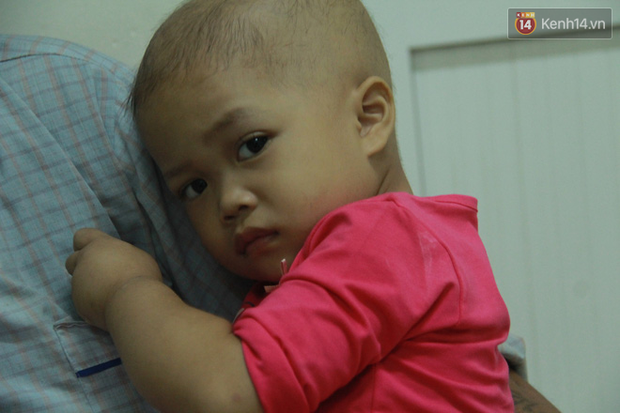 Xót lòng bé gái ung thư 3 tuổi đeo cặp sách lon ton trong bệnh viện: “Ngày nào nó cũng đòi đi học - Ảnh 2.