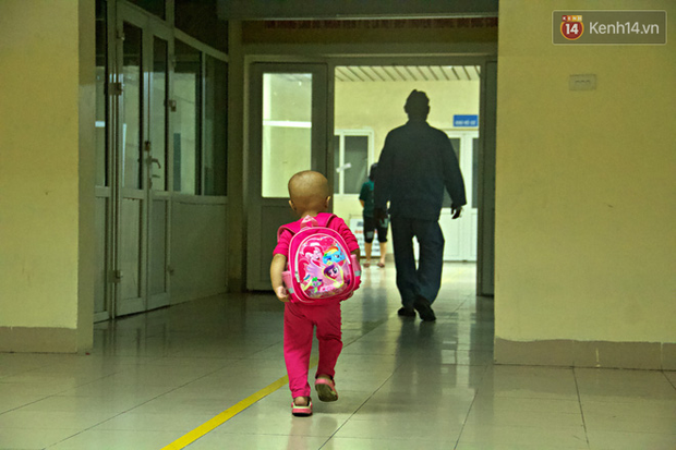 Xót lòng bé gái ung thư 3 tuổi đeo cặp sách lon ton trong bệnh viện: “Ngày nào nó cũng đòi đi học - Ảnh 4.
