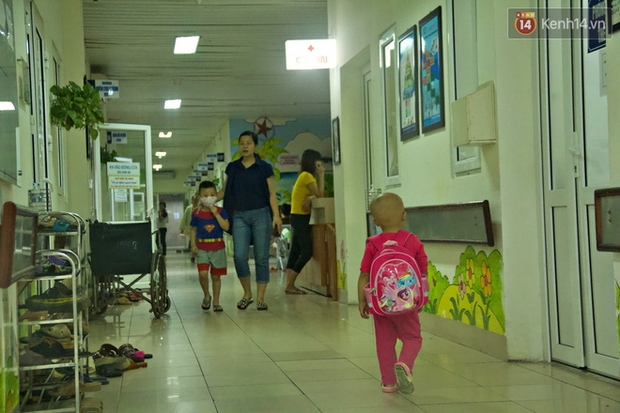 Xót lòng bé gái ung thư 3 tuổi đeo cặp sách lon ton trong bệnh viện: “Ngày nào nó cũng đòi đi học - Ảnh 5.