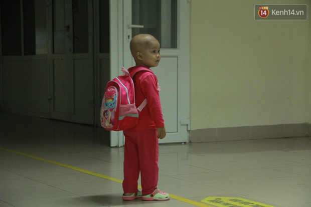 Xót lòng bé gái ung thư 3 tuổi đeo cặp sách lon ton trong bệnh viện: “Ngày nào nó cũng đòi đi học - Ảnh 7.
