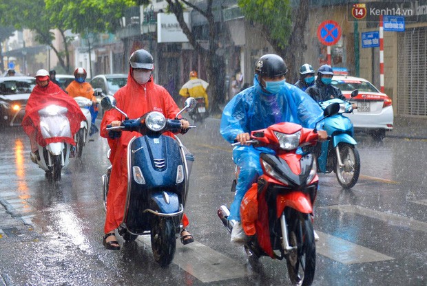 Chùm ảnh: Hà Nội đón cơn mưa rào sau nhiều ngày hanh khô, chỉ số chất lượng không khí được cải thiện - Ảnh 1.