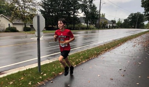 Thiếu niên 9 tuổi thi marathon 5km, nhưng vô địch cự ly 10km vì lý do... bất ngờ - Ảnh 1.