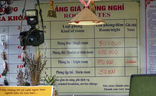  Hàng trăm lượt khách tiếp tục check-in tại tòa gai bê tông trên đèo Mã Pì Lèng, nhà hàng trang bị thêm thang  - Ảnh 3.