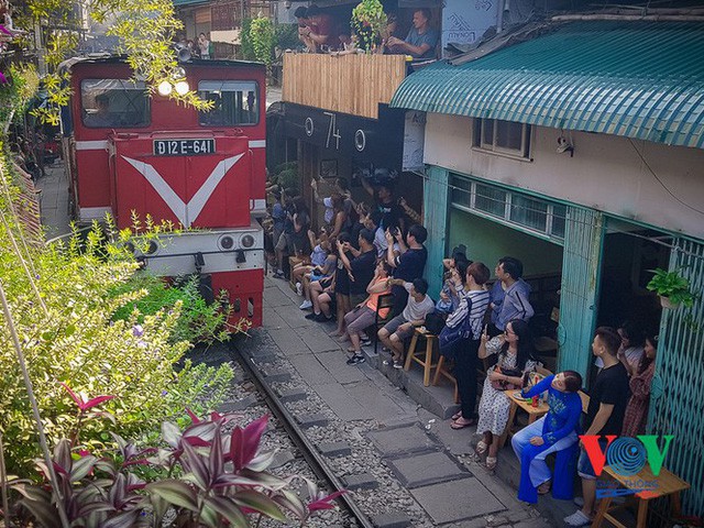Tàu qua phố cà phê Phùng Hưng phải dừng khẩn cấp vì dân chạy không kịp  - Ảnh 13.