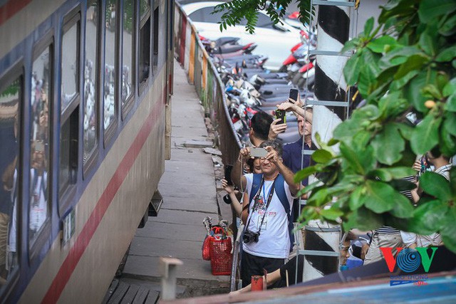Tàu qua phố cà phê Phùng Hưng phải dừng khẩn cấp vì dân chạy không kịp  - Ảnh 10.