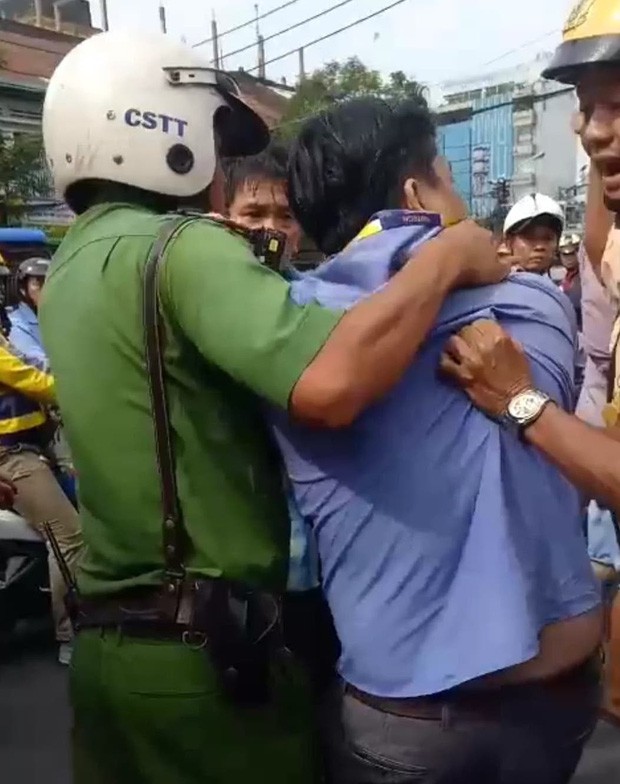 Va chạm giao thông, tài xế xe buýt dùng hung khí đâm bị thương tài xế GrabBike ở Sài Gòn - Ảnh 1.