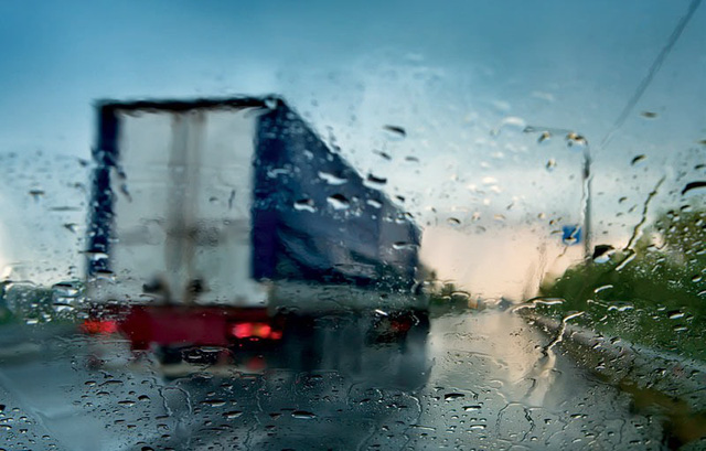  Những nguyên tắc sinh tồn khi lái xe trong mưa bão  - Ảnh 3.