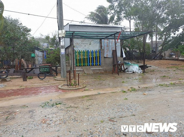  Ảnh: Kè chắn sóng bị đánh tan tác, dân làng chài sơ tán tránh bão  - Ảnh 8.