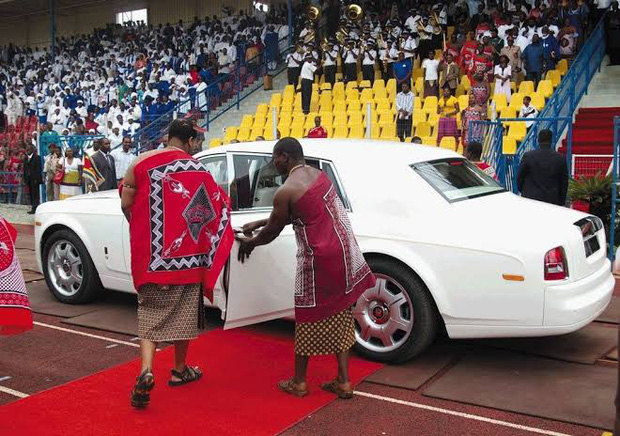 Dù đất nước nghèo đói, quốc vương châu Phi vẫn vét ngân khố mua 19 xe sang Rolls Royce cho mình và 15 người vợ - Ảnh 2. Dù đất nước nghèo đói, quốc vương châu Phi vẫn vét ngân khố mua 19 xe sang Rolls Royce cho mình và 15 người vợ - Ảnh 2.
