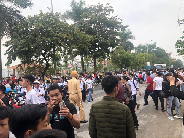 Ngán ngẩm, khó hiểu cảnh nhiều bạn trẻ mặc đồng phục học sinh ùn ùn kéo đến phiên tòa vẫy tay chào thần tượng Khá Bảnh?! - Ảnh 12. Ngán ngẩm, khó hiểu cảnh nhiều bạn trẻ mặc đồng phục học sinh ùn ùn kéo đến phiên tòa vẫy tay chào thần tượng Khá Bảnh?! - Ảnh 12.