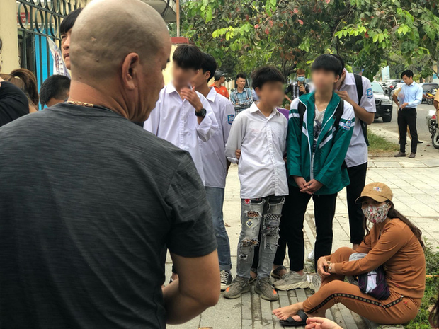 Ngán ngẩm, khó hiểu cảnh nhiều bạn trẻ mặc đồng phục học sinh ùn ùn kéo đến phiên tòa vẫy tay chào thần tượng Khá Bảnh?! - Ảnh 3. Ngán ngẩm, khó hiểu cảnh nhiều bạn trẻ mặc đồng phục học sinh ùn ùn kéo đến phiên tòa vẫy tay chào thần tượng Khá Bảnh?! - Ảnh 3.