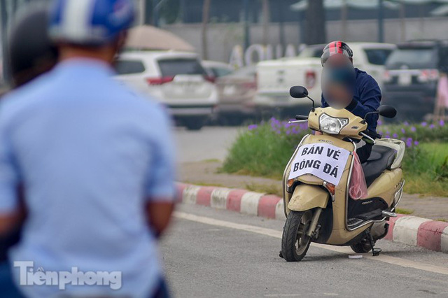  Trước trận Việt Nam - UAE: Chợ đen náo nhiệt, giá vé vẫn cao gấp 4 lần  - Ảnh 8.