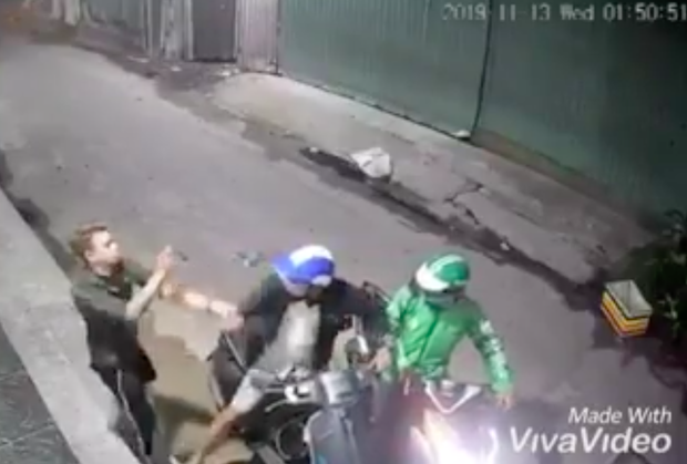Clip táo tợn: Nam thanh niên bị xịt hơi cay, dí dao vào cổ cướp ĐTDĐ và xe máy Vespa ở Sài Gòn - Ảnh 1.