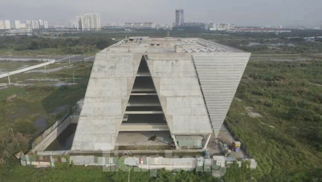  Cận cảnh tòa nhà triển lãm 800 tỷ xây dựng dang dở ở Thủ Thiêm  - Ảnh 2.