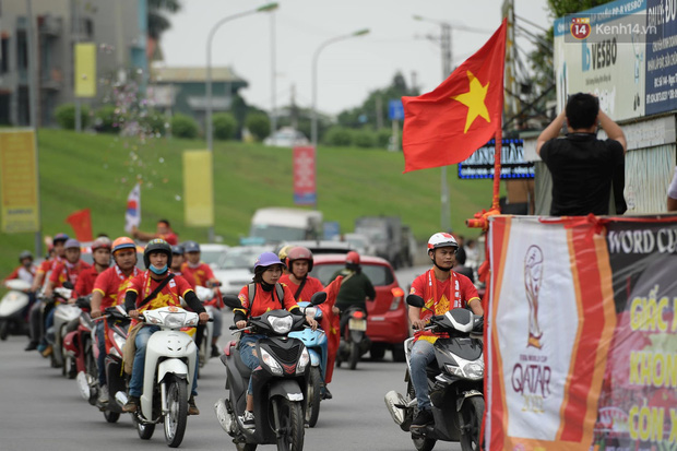 Nhiều giờ trước khi trận đấu giữa Việt Nam và UAE diễn ra, CĐV đã nhuộm đỏ các tuyến đường tiếp lửa cho đội tuyển nước nhà - Ảnh 4.