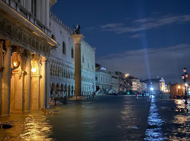 Ảnh: Venice ngập nặng kỷ lục 50 năm, tàu thuyền leo lên vỉa hè - Ảnh 7.