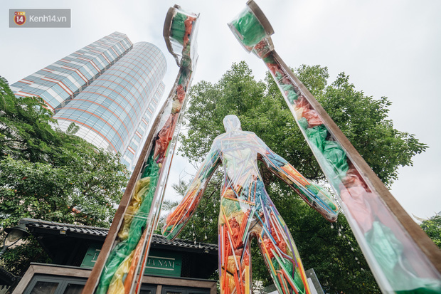Khi rác thải nhựa biến thành những tác phẩm nghệ thuật ở Hà Nội: Chúng ta đang dần bị hóa nhựa như thế nào? - Ảnh 8.