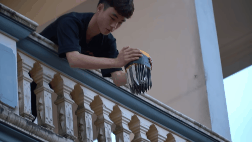 Vlogger chơi ngông có tiếng của Việt Nam: Thả chơi 100 con dao từ trên cao xuống mặc kệ chỉ trích và dọa report - Ảnh 4.