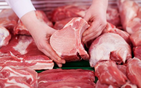 Giá thịt lợn tăng kỷ lục là do các lò mổ làm giá - Ảnh 1.
