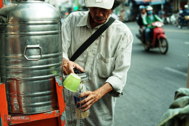 Chuyện dây xích quấn quanh những bình nước miễn phí: Sài Gòn dễ thương, nhưng muốn thương phải chịu khó! - Ảnh 1.