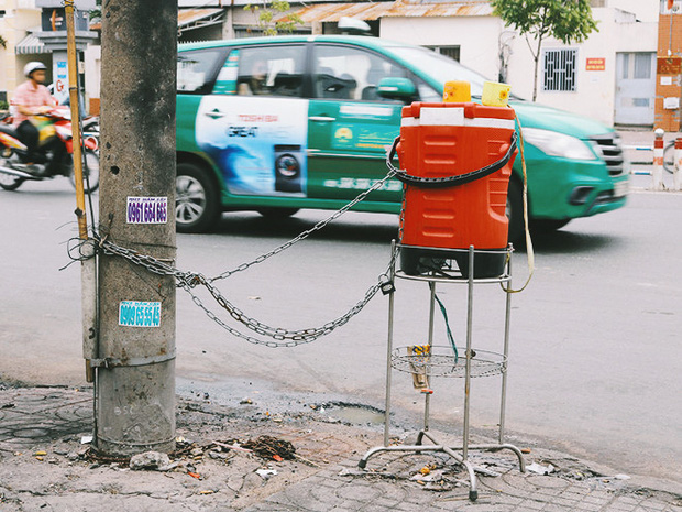 Chuyện dây xích quấn quanh những bình nước miễn phí: Sài Gòn dễ thương, nhưng muốn thương phải chịu khó! - Ảnh 2.