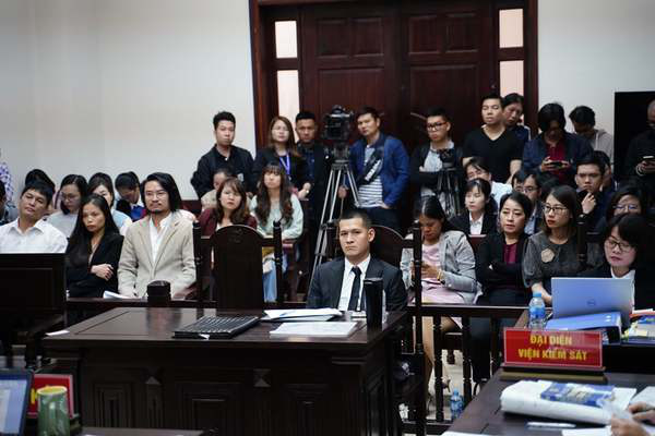 Phúc thẩm vụ Việt Tú bị kiện, tranh cãi nảy lửa, tòa xử đến tối - Ảnh 1.