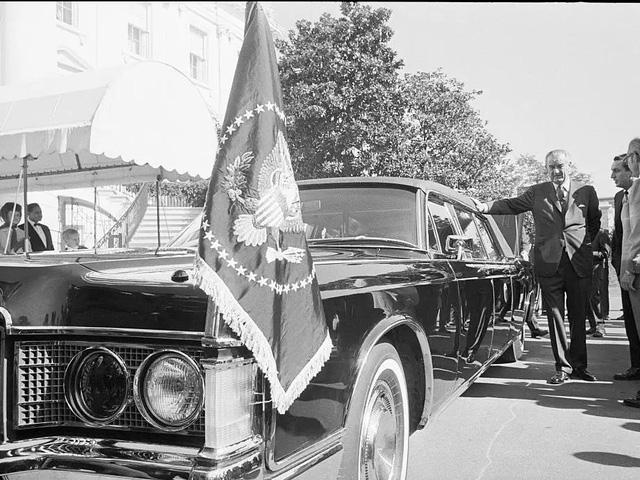 Vụ ám sát tổng thống Kennedy đã “cách mạng hóa” những chiếc xe chuyên chở các Tổng thống như thế nào? - Ảnh 2. Vụ ám sát tổng thống Kennedy đã “cách mạng hóa” những chiếc xe chuyên chở các Tổng thống như thế nào? - Ảnh 2.