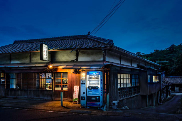 Vẻ đẹp rực rỡ trong đêm của những chiếc máy bán hàng tự động cô độc trên khắp các nẻo đường Nhật Bản - Ảnh 1.