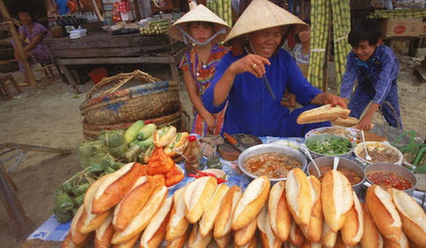 Câu chuyện về bánh mì nhân thịt truyền thống: Từ món ăn chỉ vài chục ngàn bán đầy đường đến “siêu sandwich Việt Nam chinh phục thế giới - Ảnh 2.