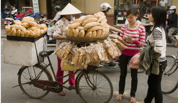 Câu chuyện về bánh mì nhân thịt truyền thống: Từ món ăn chỉ vài chục ngàn bán đầy đường đến “siêu sandwich Việt Nam chinh phục thế giới - Ảnh 3.