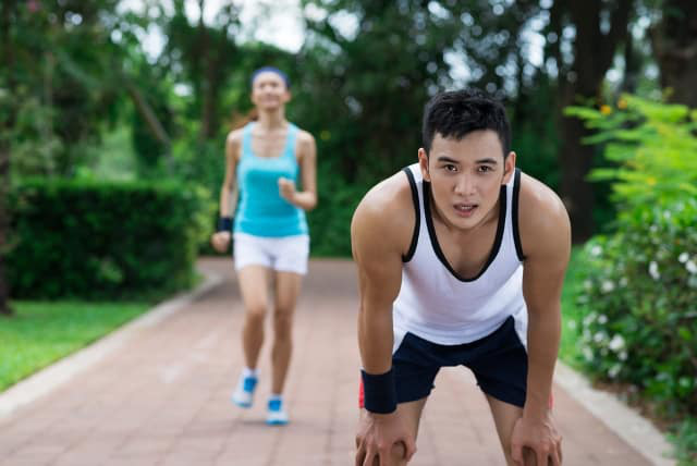 Chạy bộ nhiều giúp sống lâu, nhưng có 2 trường hợp chạy bộ càng nhiều là đang tự giết mình - Ảnh 2.