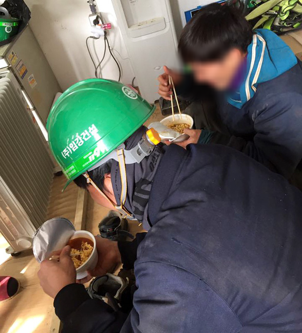 Đằng sau những căn nhà bạc tỷ ở làng xuất khẩu lao động Hà Tĩnh: Nước mắt, trốn chạy, và những phận người nằm lại nơi xứ xa - Ảnh 18. Đằng sau những căn nhà bạc tỷ ở làng xuất khẩu lao động Hà Tĩnh: Nước mắt, trốn chạy, và những phận người nằm lại nơi xứ xa - Ảnh 18.