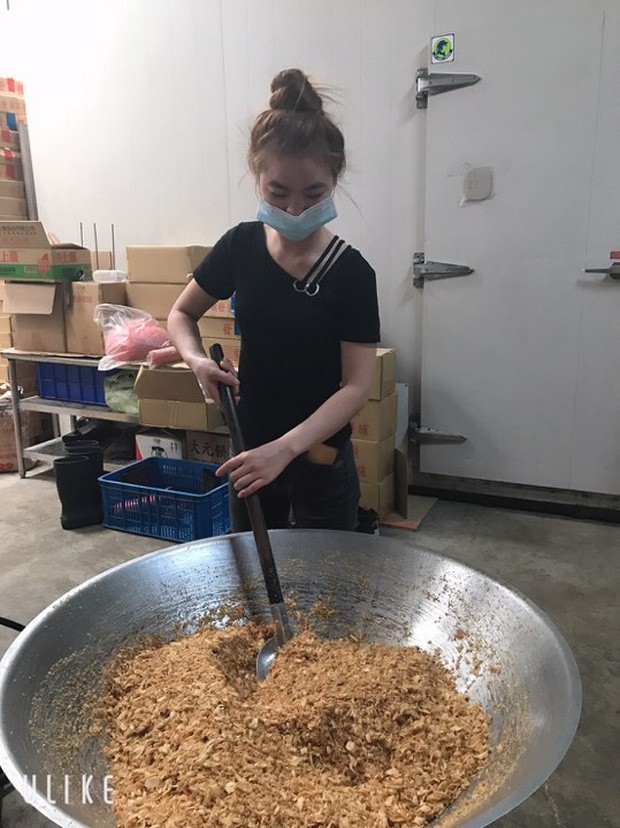 Đằng sau những căn nhà bạc tỷ ở làng xuất khẩu lao động Hà Tĩnh: Nước mắt, trốn chạy, và những phận người nằm lại nơi xứ xa - Ảnh 19. Đằng sau những căn nhà bạc tỷ ở làng xuất khẩu lao động Hà Tĩnh: Nước mắt, trốn chạy, và những phận người nằm lại nơi xứ xa - Ảnh 19.