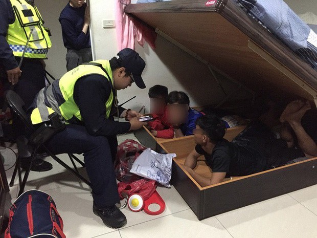 Đằng sau những căn nhà bạc tỷ ở làng xuất khẩu lao động Hà Tĩnh: Nước mắt, trốn chạy, và những phận người nằm lại nơi xứ xa - Ảnh 21. Đằng sau những căn nhà bạc tỷ ở làng xuất khẩu lao động Hà Tĩnh: Nước mắt, trốn chạy, và những phận người nằm lại nơi xứ xa - Ảnh 21.