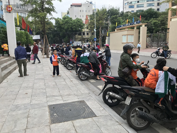 Không còn cảnh chen lấn xô đẩy, phụ huynh ở Hà Nội xếp hàng đón con một cách ngăn nắp đáng kinh ngạc - Ảnh 7.