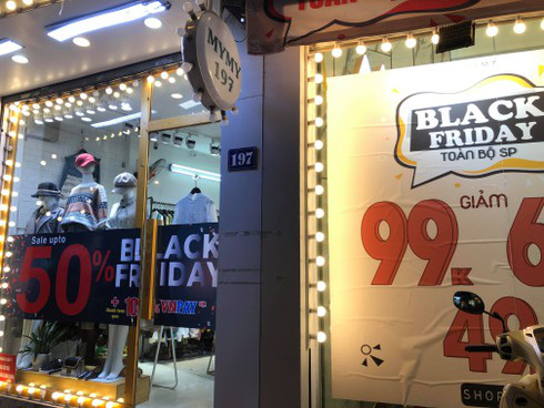Đổ xô săn hàng sale off ngày Black Friday, dân tình ngã ngửa kiểu treo đầu dê... - Ảnh 1.