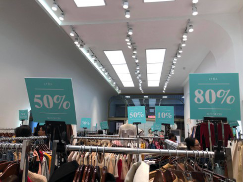Đổ xô săn hàng sale off ngày Black Friday, dân tình ngã ngửa kiểu treo đầu dê... - Ảnh 4.