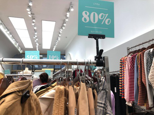 Đổ xô săn hàng sale off ngày Black Friday, dân tình ngã ngửa kiểu treo đầu dê... - Ảnh 5.