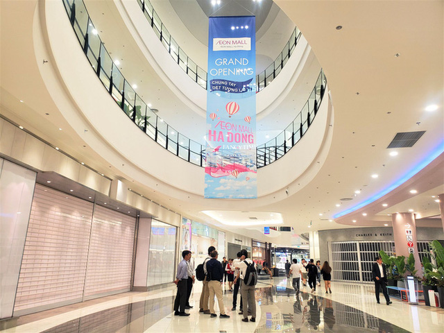  Khách tiu nghỉu vì đến Aeon Mall Hà Đông khai trương nhưng loạt cửa hàng vẫn đóng cửa  - Ảnh 2.