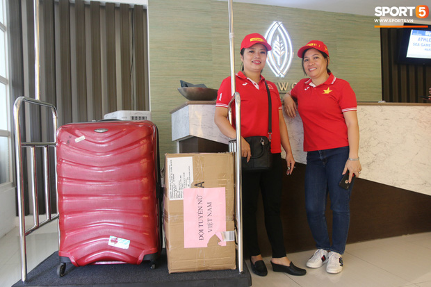 Hai fan cứng vượt khó khăn tới Philippines tiếp tế 60kg thực phẩm cho tuyển nữ Việt Nam - Ảnh 1.