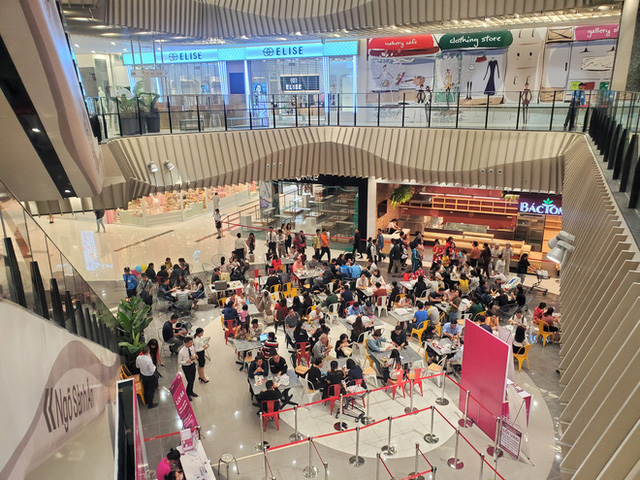  Khách tiu nghỉu vì đến Aeon Mall Hà Đông khai trương nhưng loạt cửa hàng vẫn đóng cửa  - Ảnh 10.