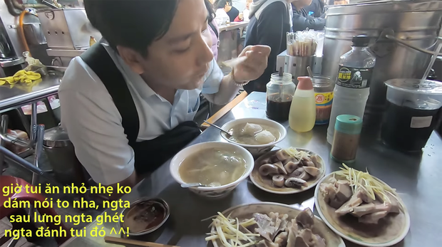 Cố tình chui vào một góc tối thui ở chợ Đài Loan để ăn, Khoa Pug vẫn xanh mặt vì đụng độ anti-fan: Ngồi đây run quá, sợ bị đánh! - Ảnh 7. Cố tình chui vào một góc tối thui ở chợ Đài Loan để ăn, Khoa Pug vẫn xanh mặt vì đụng độ anti-fan: Ngồi đây run quá, sợ bị đánh! - Ảnh 7.