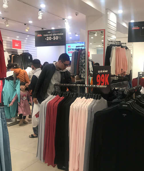 Cận kề Black Friday: Người dân xếp hàng dài, chờ nửa tiếng đồng hồ vẫn chưa đến lượt thanh toán - Ảnh 7.