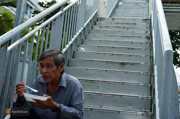 Phía sau cảnh xếp dép giữ chỗ trước BV Ung Bướu Sài Gòn: Gã giang hồ hoàn lương, 6 năm phát cơm miễn phí cho người nghèo - Ảnh 10.