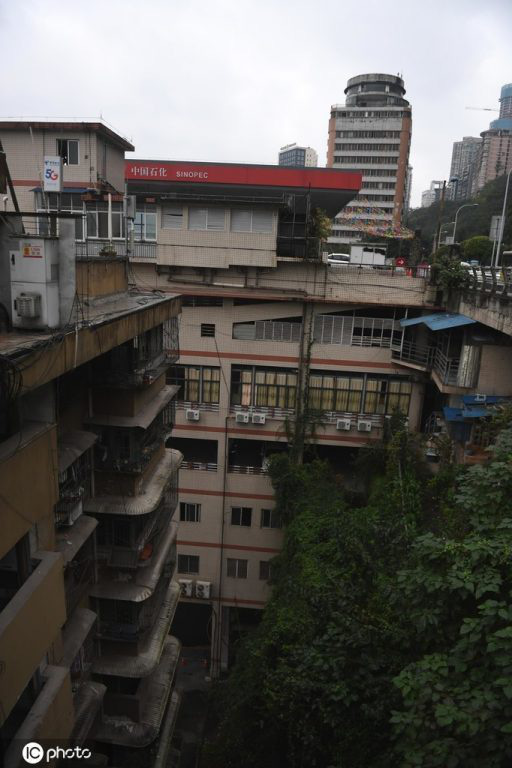 Thành phố thẳng đứng ở Trung Quốc gây ngỡ ngàng khi xây trạm xăng trên nóc tòa nhà 6 tầng - Ảnh 2.