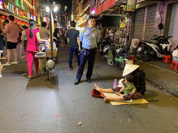 Loạt ảnh đặc tả cảnh trẻ thơ bị đày đọa công khai ở TPHCM - Ảnh 15. Loạt ảnh đặc tả cảnh trẻ thơ bị đày đọa công khai ở TPHCM - Ảnh 15.