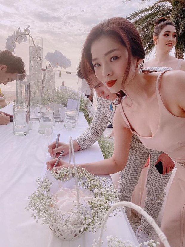 Cập nhật: 200 sao Việt xúng xính váy áo dự đám cưới đẹp như mơ của Đông Nhi - Ông Cao Thắng - Ảnh 4.