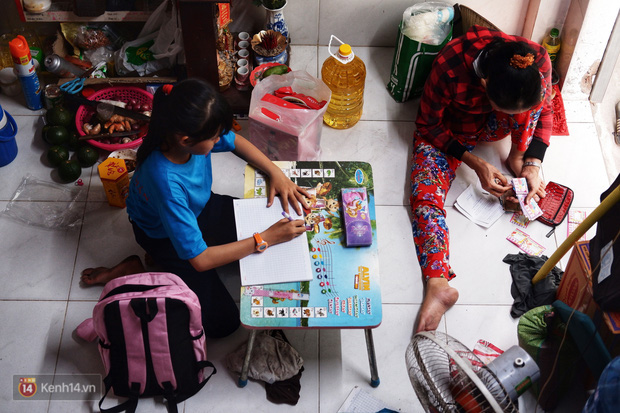 Cô bé 12 tuổi sáng đi học, tối đẩy xe lăn cùng mẹ bán vé số ở Sài Gòn: Con ước được nghỉ bán 1 ngày để ngồi ăn cơm với ba mẹ - Ảnh 7.